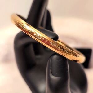 Vintage Gold Toned Bracelet With Engraved Vine Pattern